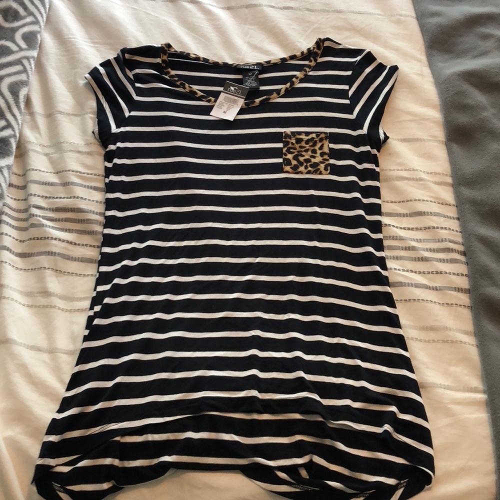Stripped Tee with cheetah print pocket